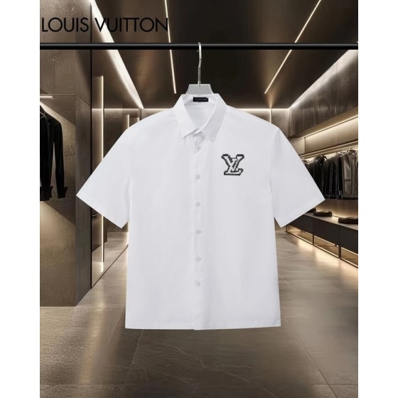 Louis Vuitton classic short-sleeved shirt with the logo embroidered on the chest.